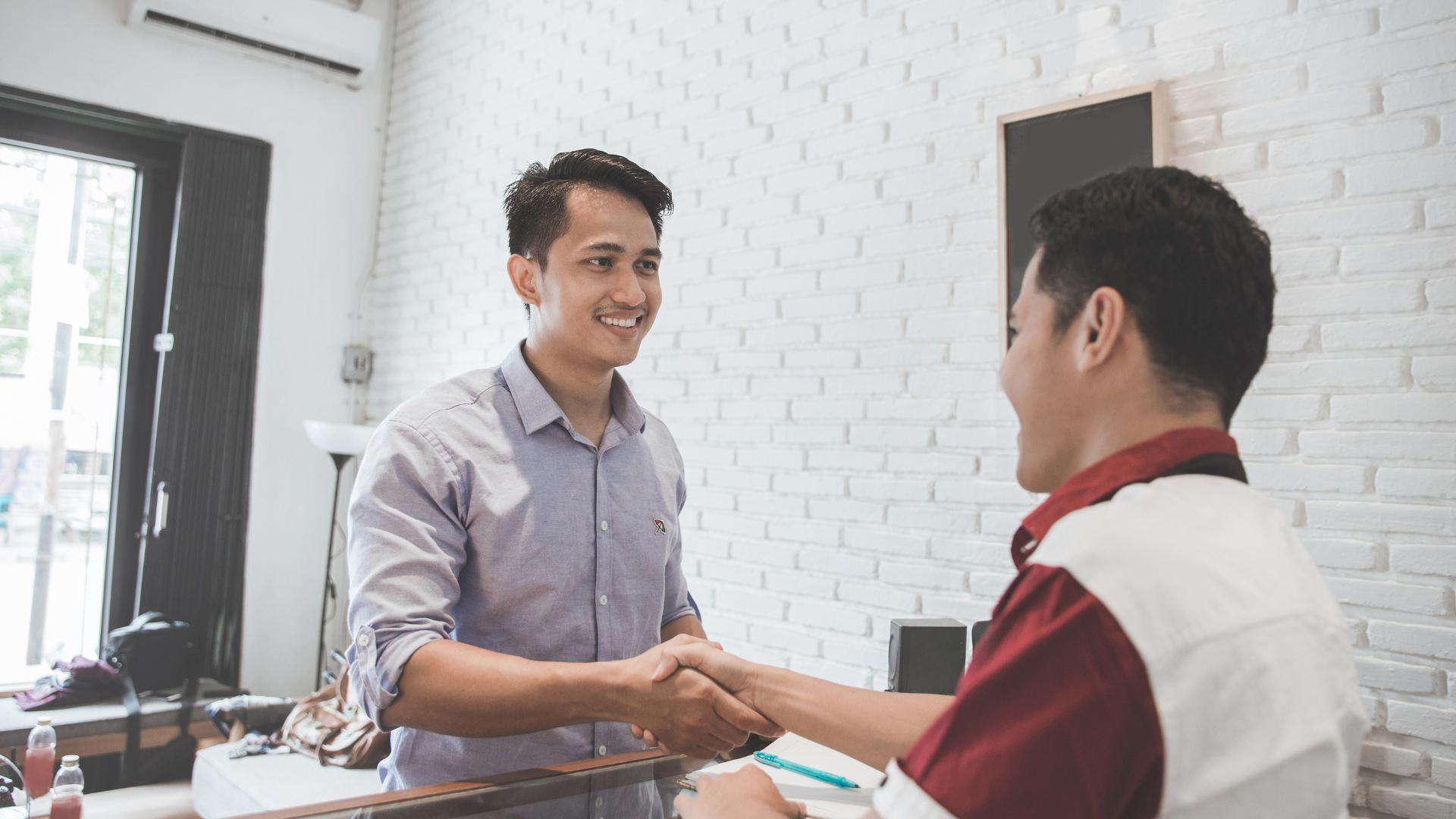 shaking hands to represent closing a collaboration deal