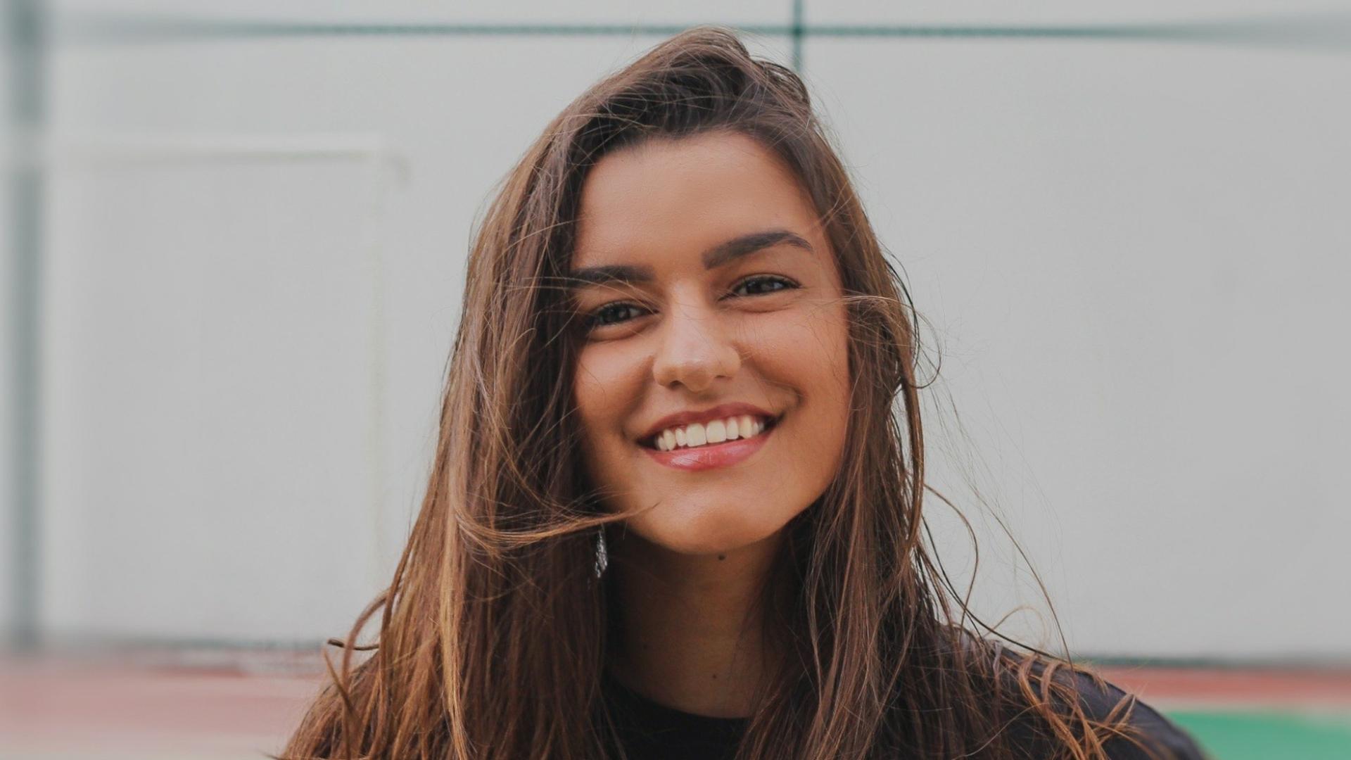 niña sonriendo porque leyó el nombre de un restaurante divertido