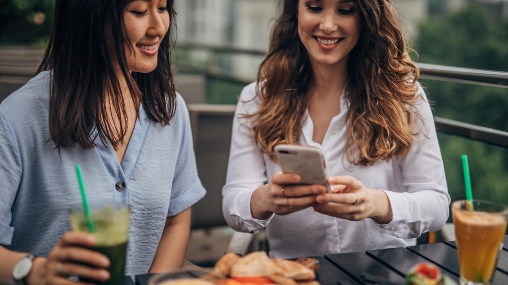 personas que usan las redes sociales en un restaurante