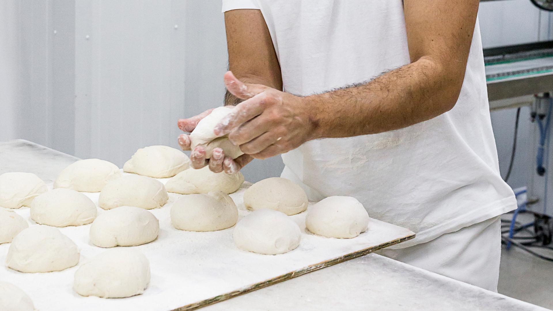 preparando pão consistente