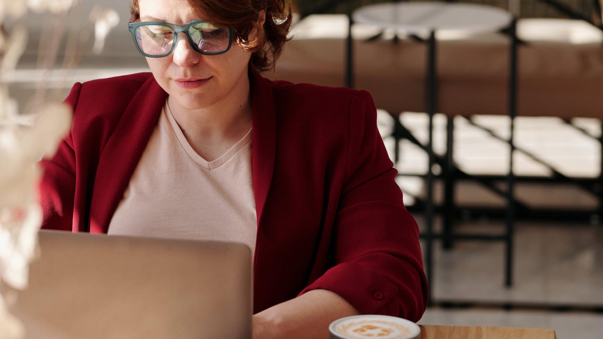 Frau studiert Marketingdaten und -kennzahlen