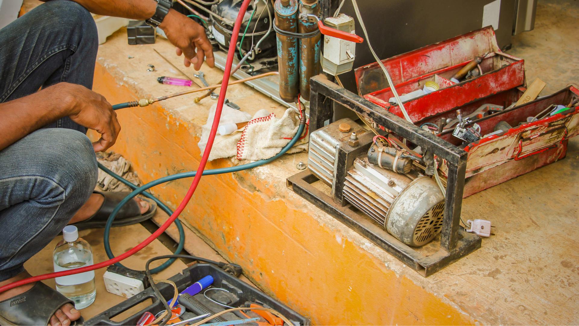 técnico reparando equipamento de cozinha de um restaurante