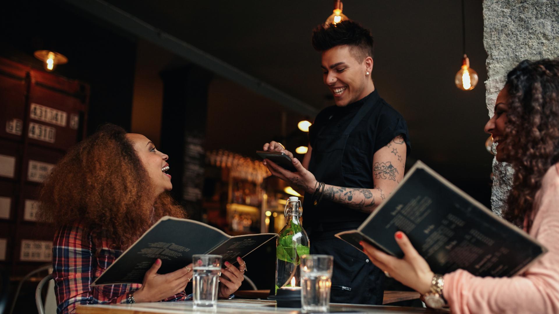 garçom testando o novo cardápio de um restaurante