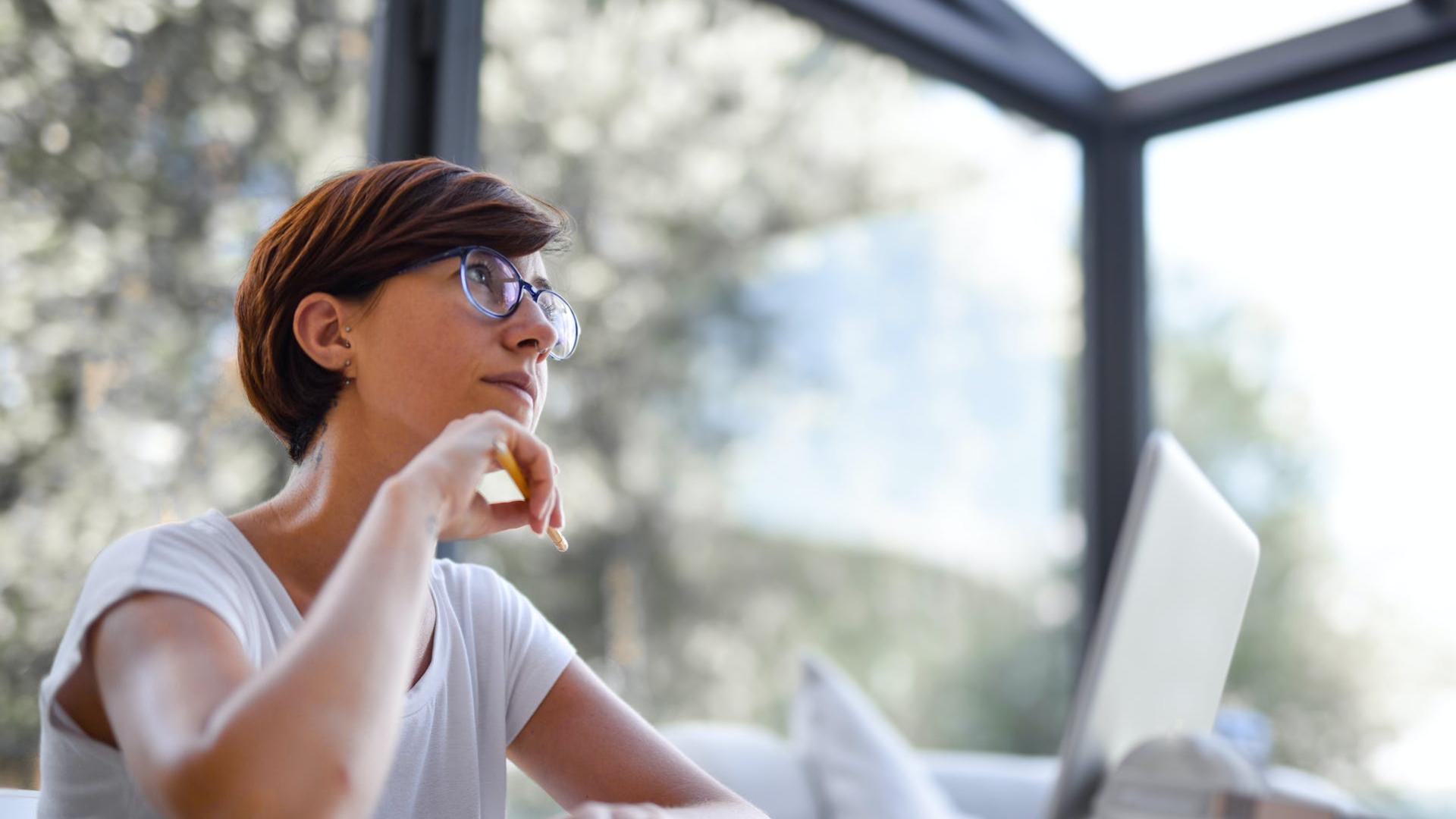 femme réfléchissant à la décision à prendre concernant le restaurant