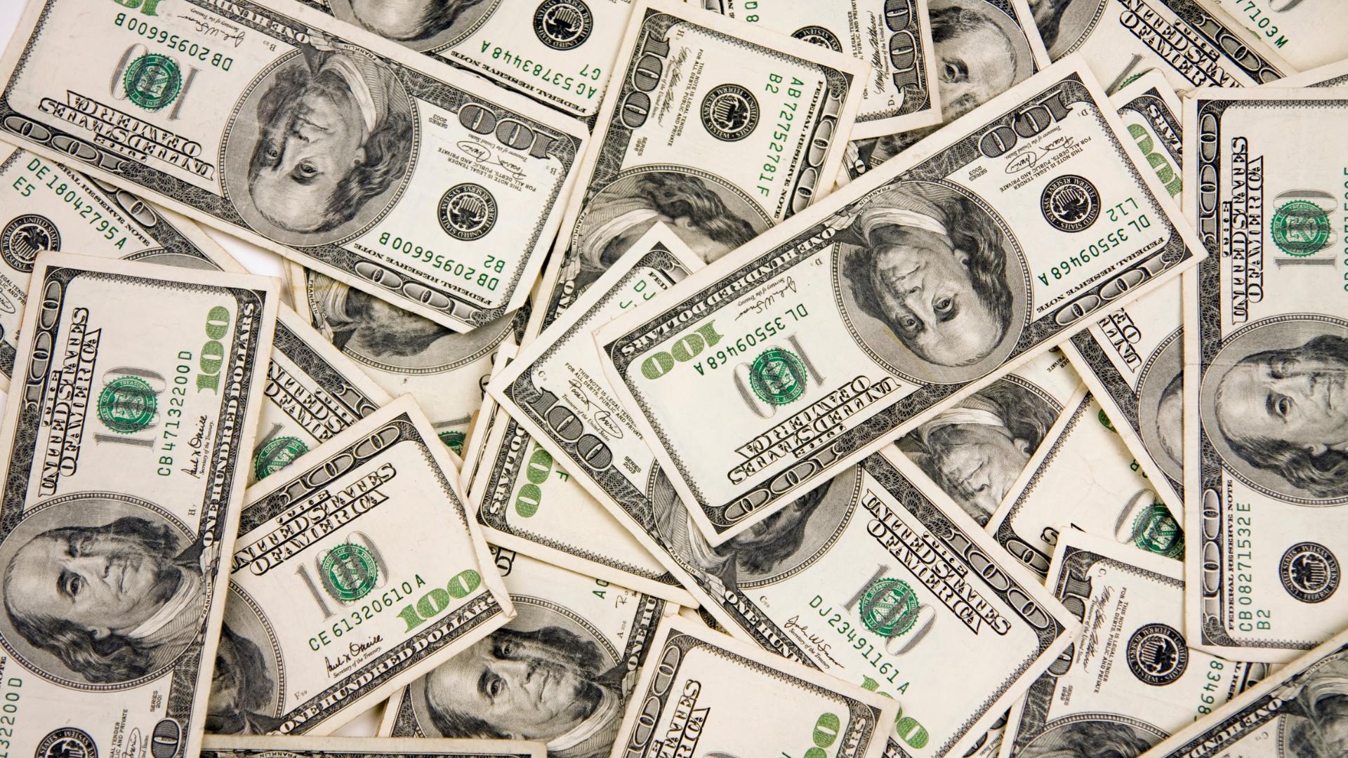 dollari americani stesi sul pavimento per simboleggiare i profitti