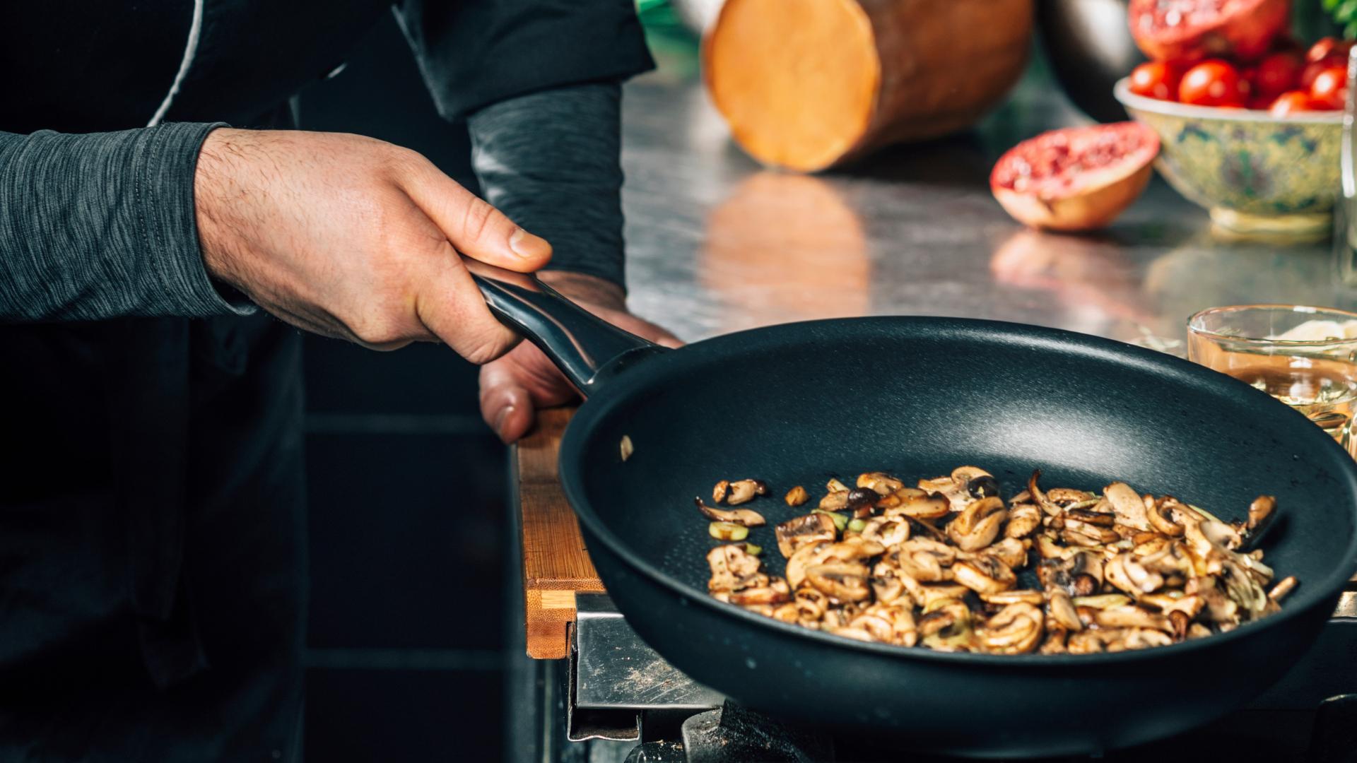 Koch kocht veganes Essen in einem veganen Restaurant