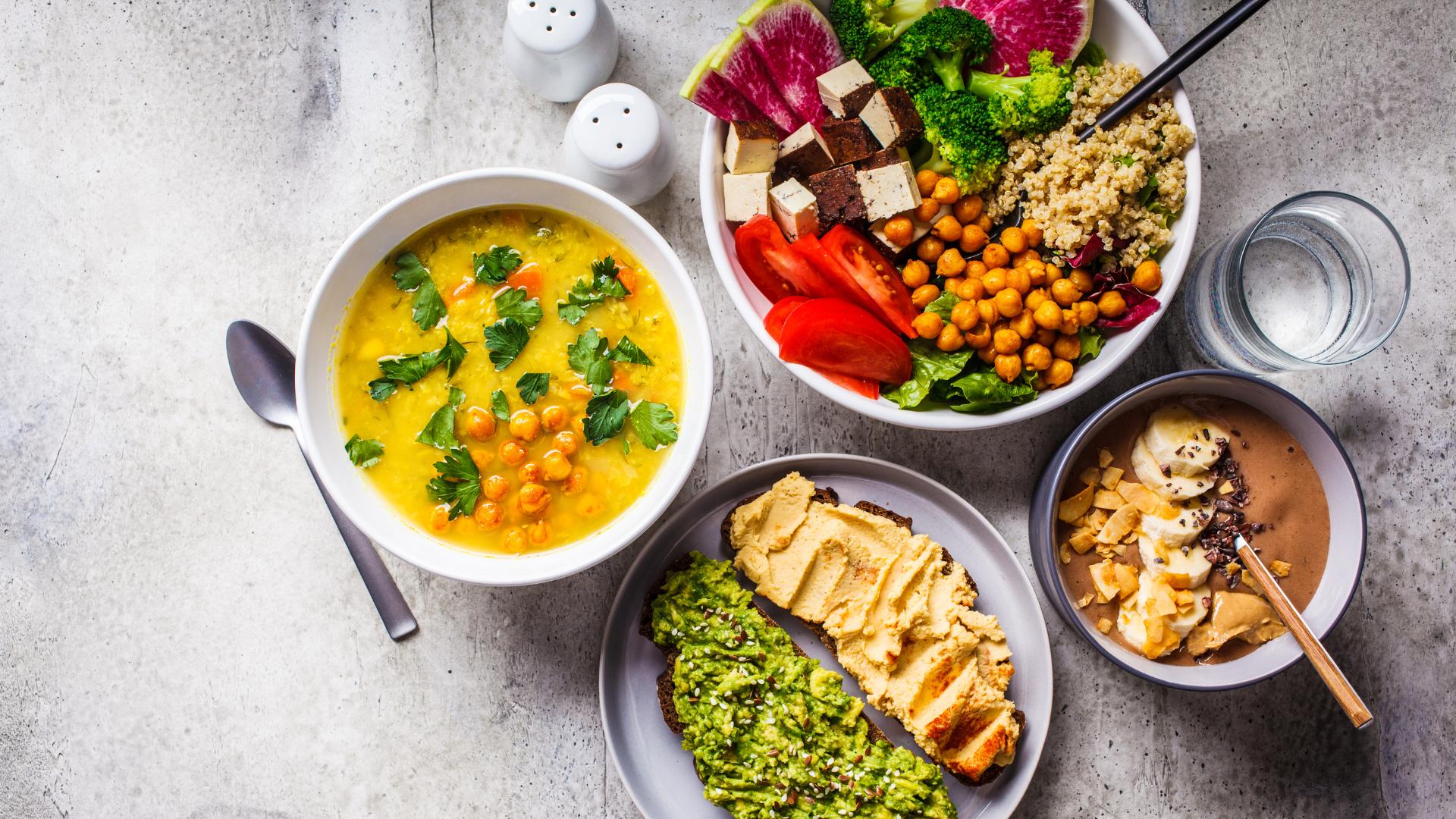 comida vegana em uma tigela em forma de coração