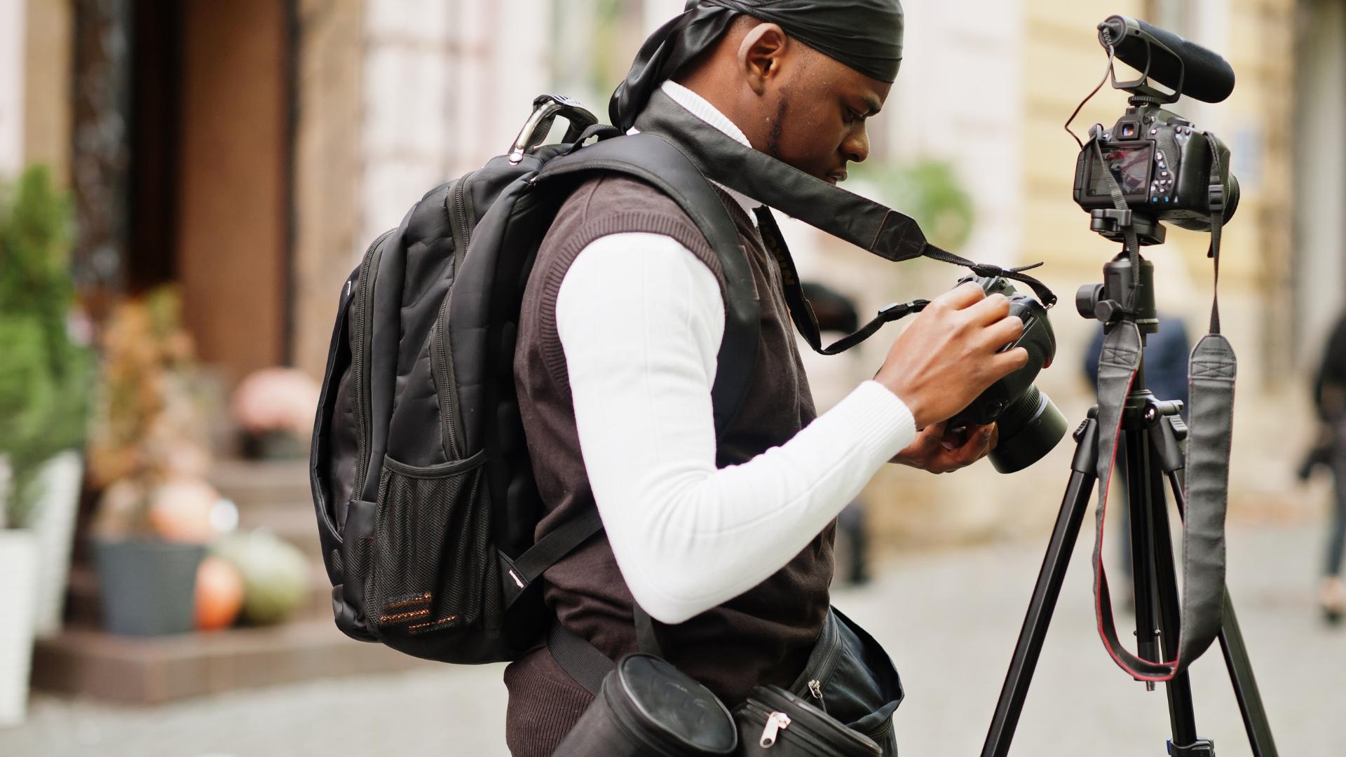 un uomo che guarda una macchina fotografica