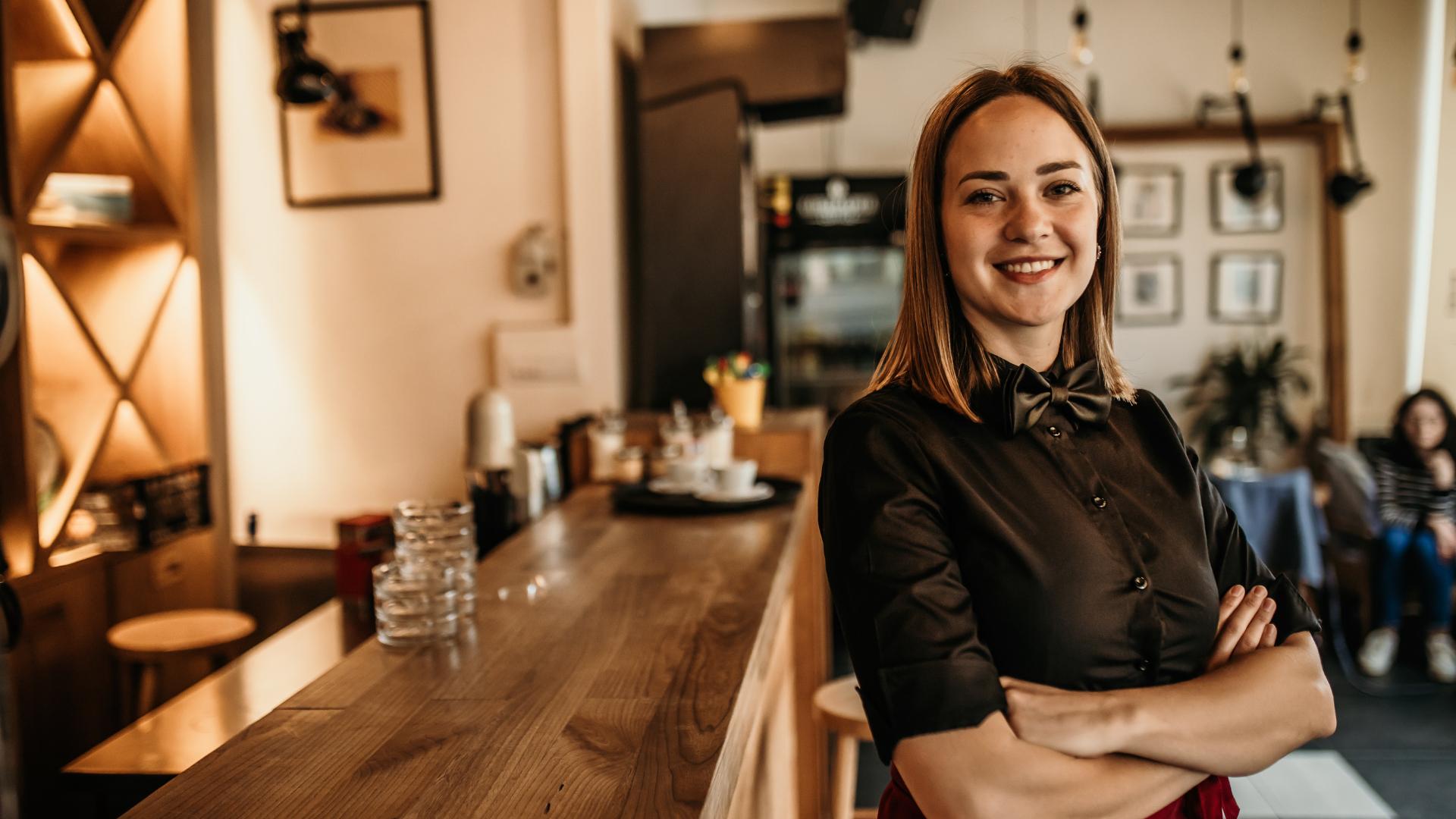 serveerster lachend bij de receptie